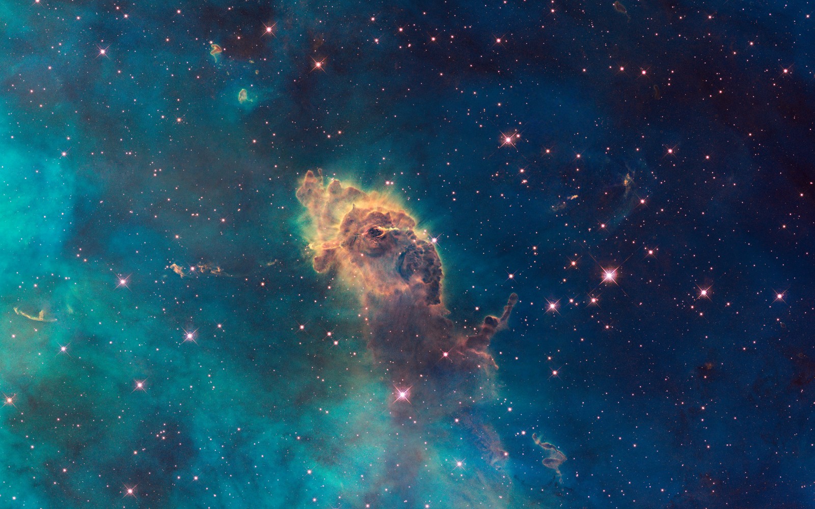 Uma visão da grande imagem no céu, com estrelas e uma brilhante nebulosa azul (nebulosa carina, nebulosa, galáxia, estrela, telescópio espacial hubble)