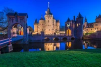 Château médiéval reflété dans des eaux tranquilles au crépuscule