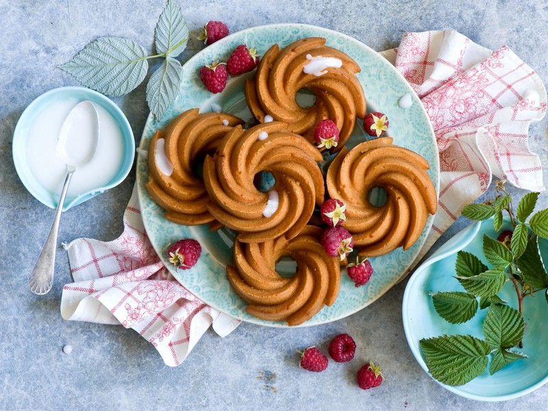 На тарелке пончики с малиной и кремом (еда, листья, макарон, macaron, вегетарианская еда)