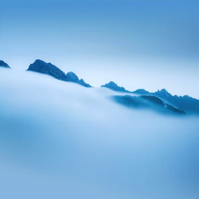 Montañas majestuosas sobre las nubes brumosas