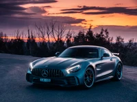 Mercedes-Benz AMG GT3 al atardecer: Una fusión de rendimiento y lujo