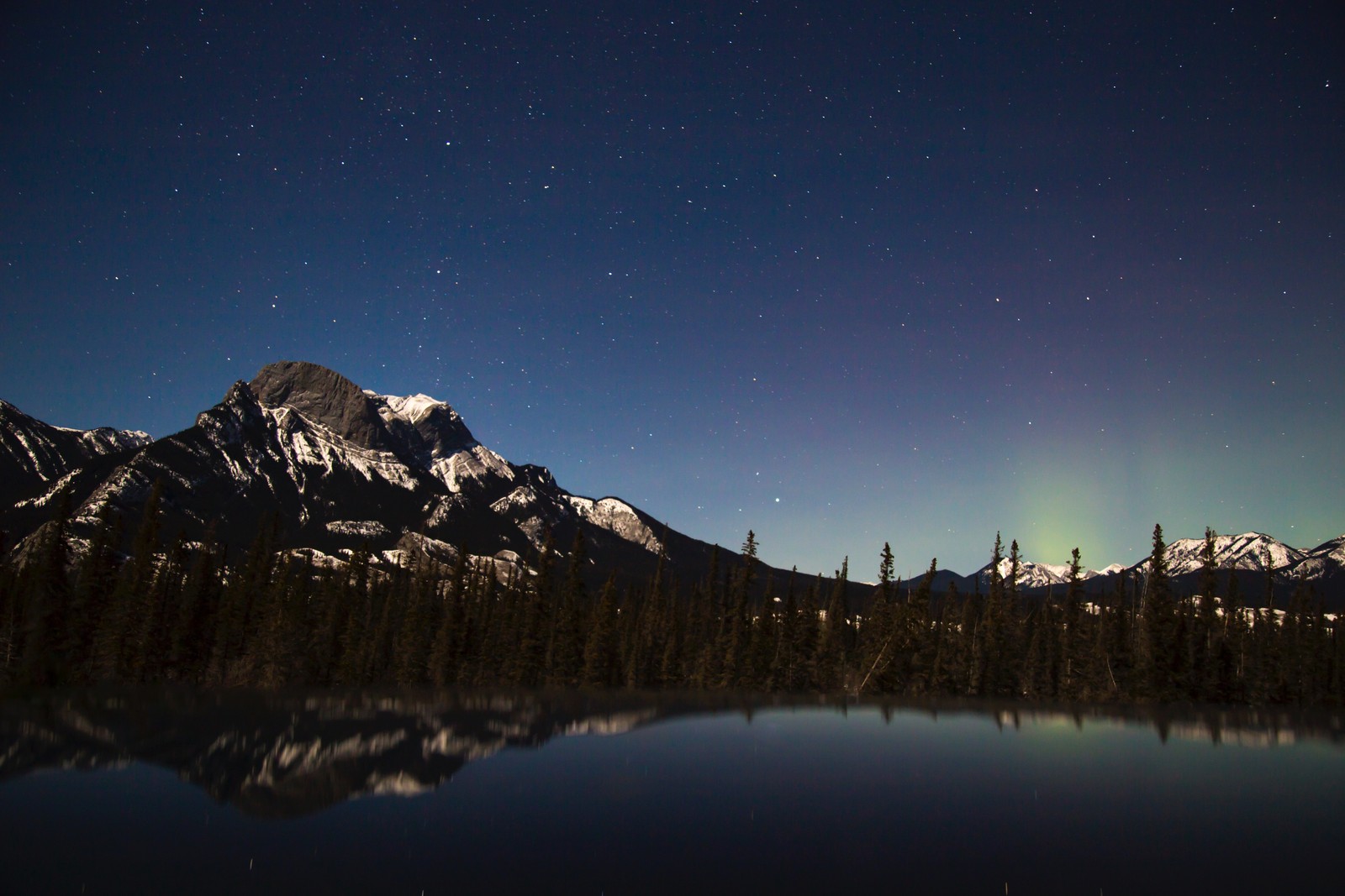 Uma vista de uma montanha com um lago e uma aurora boreal no céu (montanha, noite, cadeia de montanhas, céu noturno, aurora)