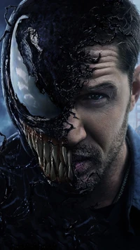 Tom Hardy como Eddie Brock, fundindo-se com o simbiótico Venom em um cartaz de filme impressionante.