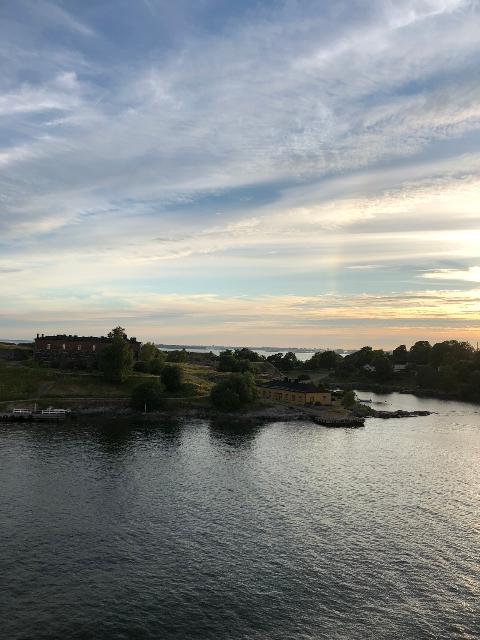 Vue aérienne d'un plan d'eau avec une petite île au milieu (eau, ressources en eau, nuage, voie navigable, banque)