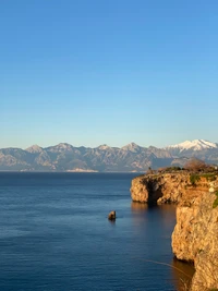 El mar azul se encuentra con las majestuosas montañas en el horizonte