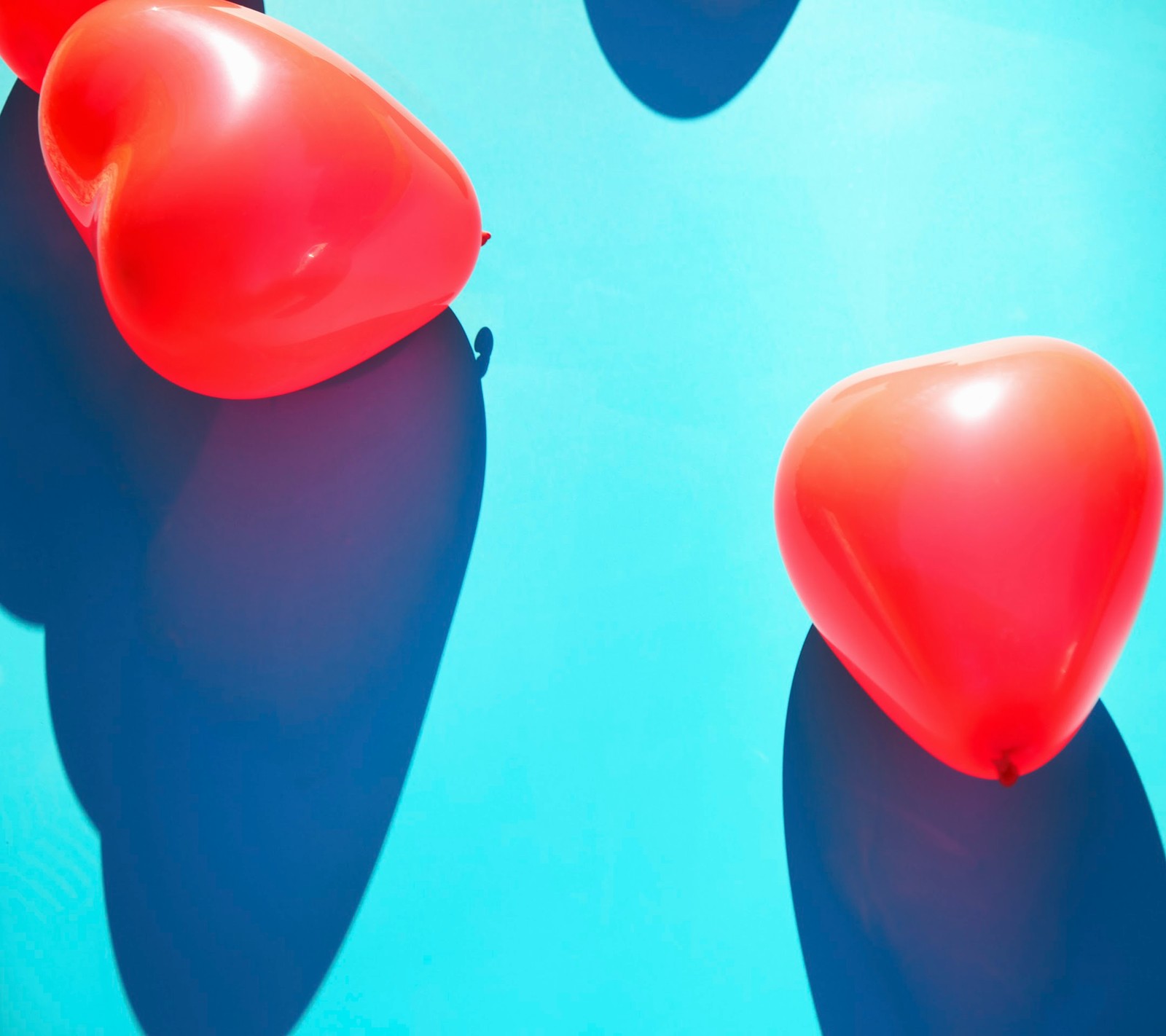 Several red balloons are arranged in a circle on a blue surface (nokia, smartphone, android, azure, nature)