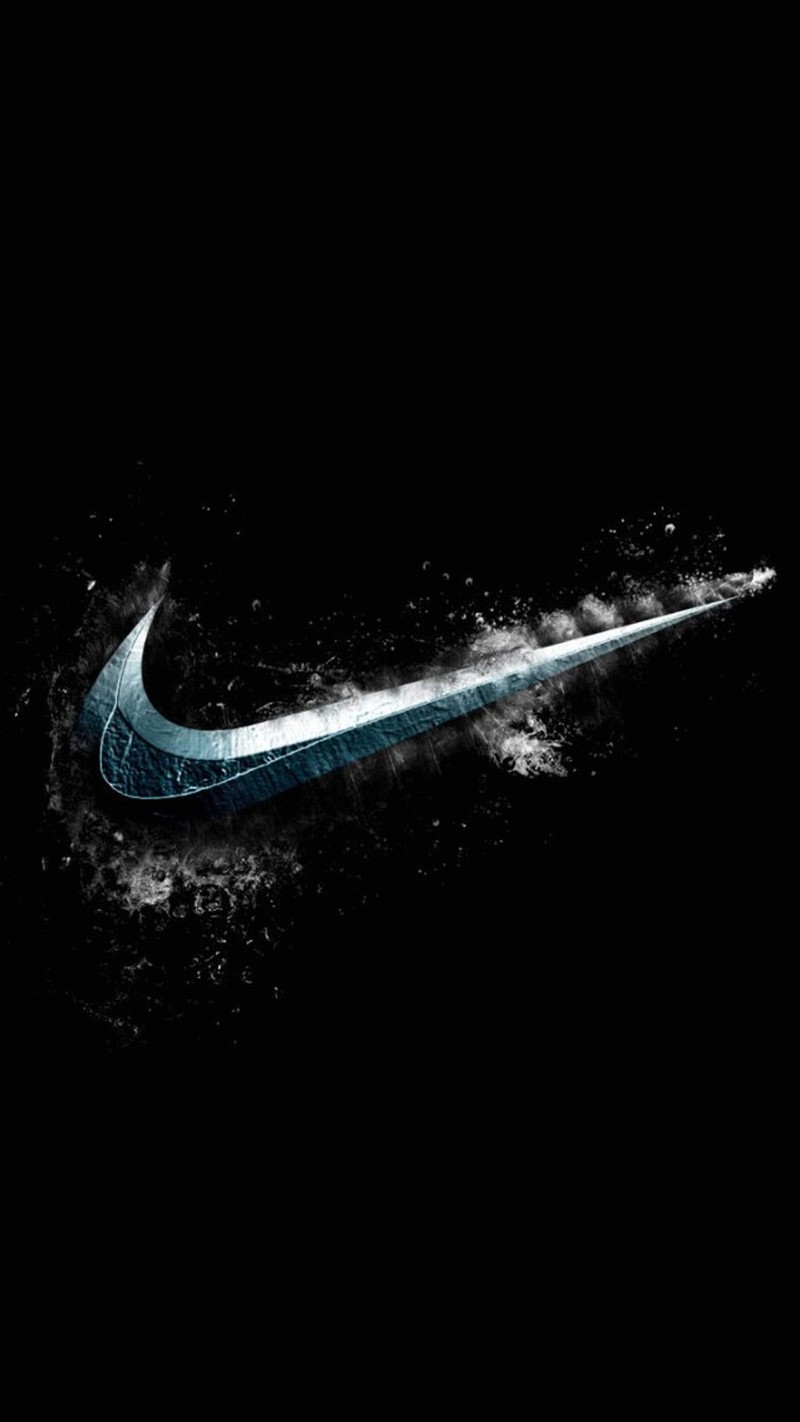 Близкий план синего логотипа nike на черном фоне (nike, свист, swoosh)