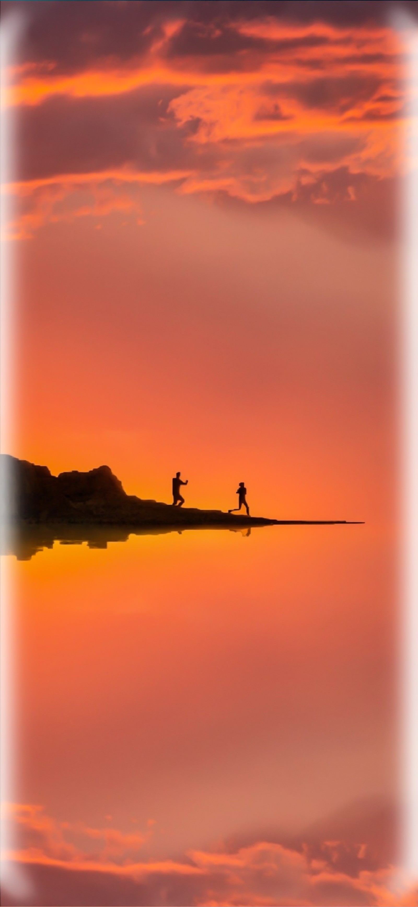 Hay dos personas caminando por la playa al atardecer (samsung, galaxia, s10, 10, más)