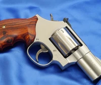 Revolver Smith & Wesson sur fond satin bleu