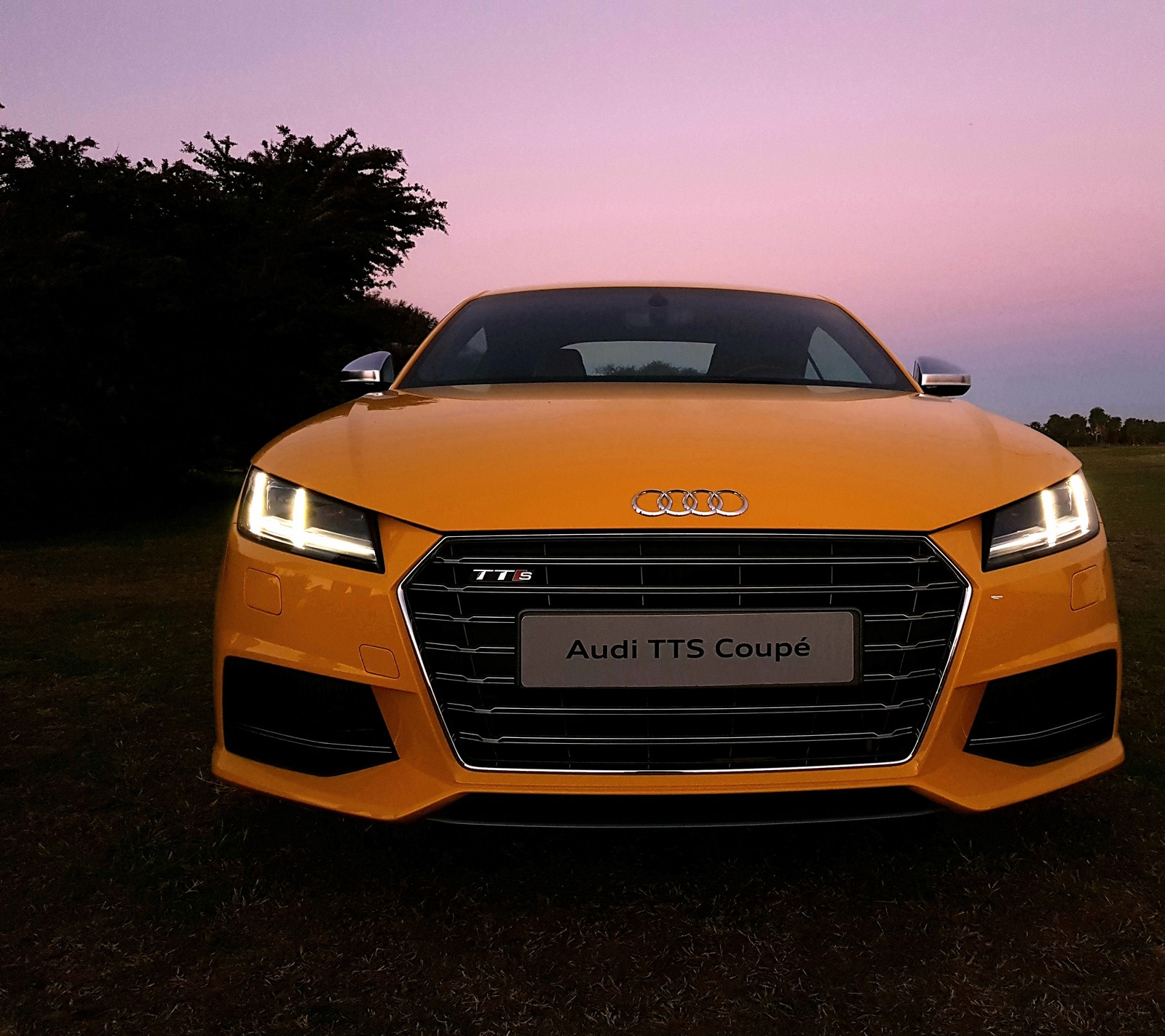 Audi tt5 coupe ao entardecer com os faróis acesos (audi, copue, rápido, tt, amarelo)