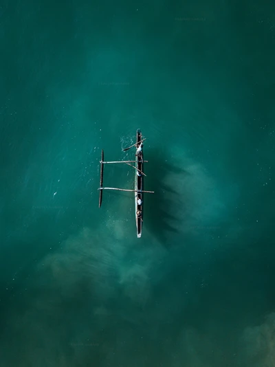 Bateau de pêche traditionnel dans les eaux turquoise du Sri Lanka