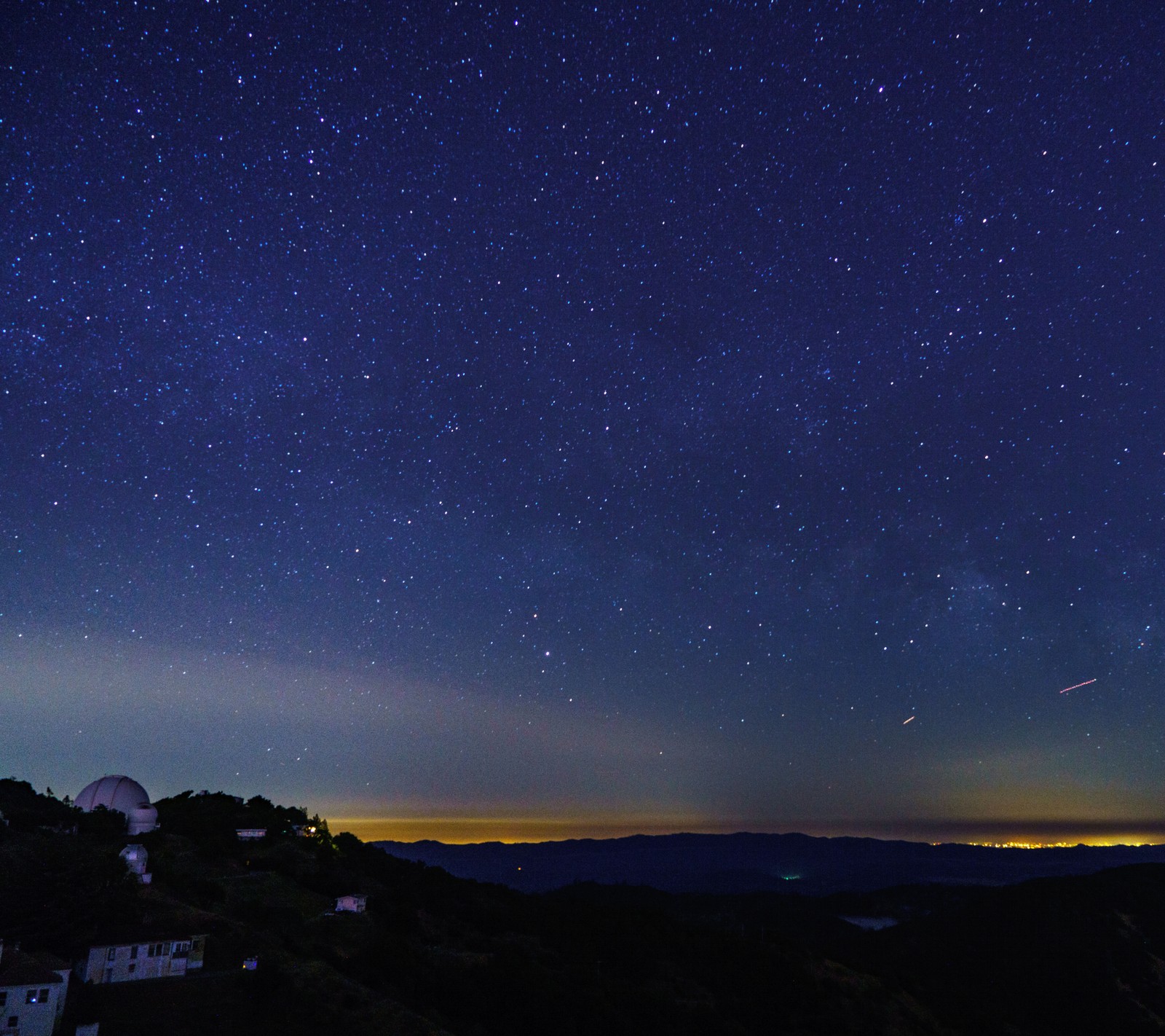 Céu noturno estrelado com algumas estrelas sobre uma pequena cidade (via láctea, natureza, noite, céu noturno, observatory)