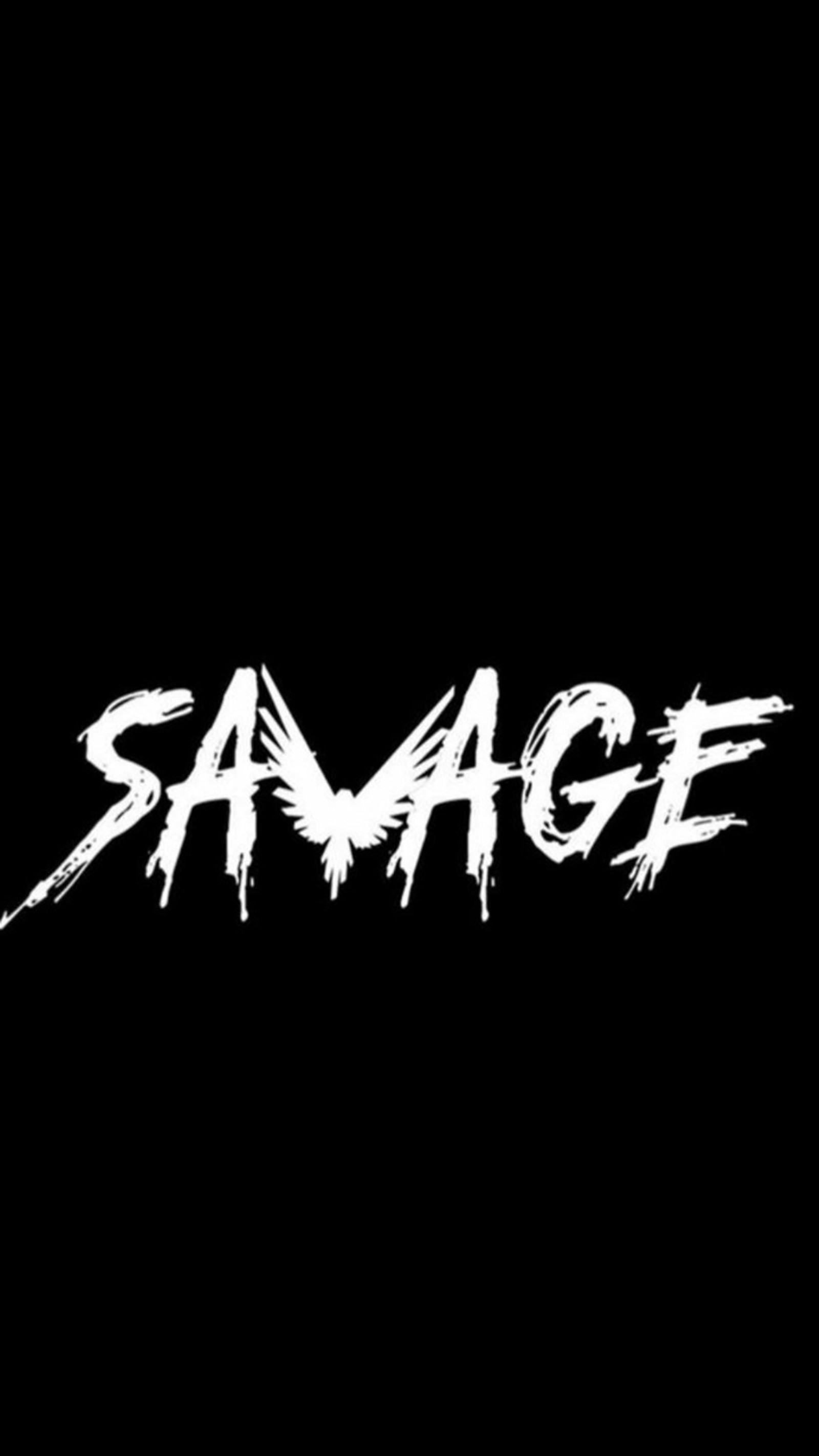 Черно-белая фотография слова 'savage' на черном фоне (логан пол, суровый)