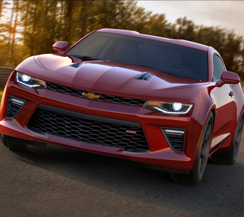 Близкий план красного chevrolet camaro, едущего по дороге (авто, camaro, машина, chevrolet, шеви)