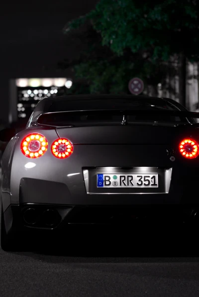 Nissan GTR cinza: Uma vigília noturna de carros esportivos