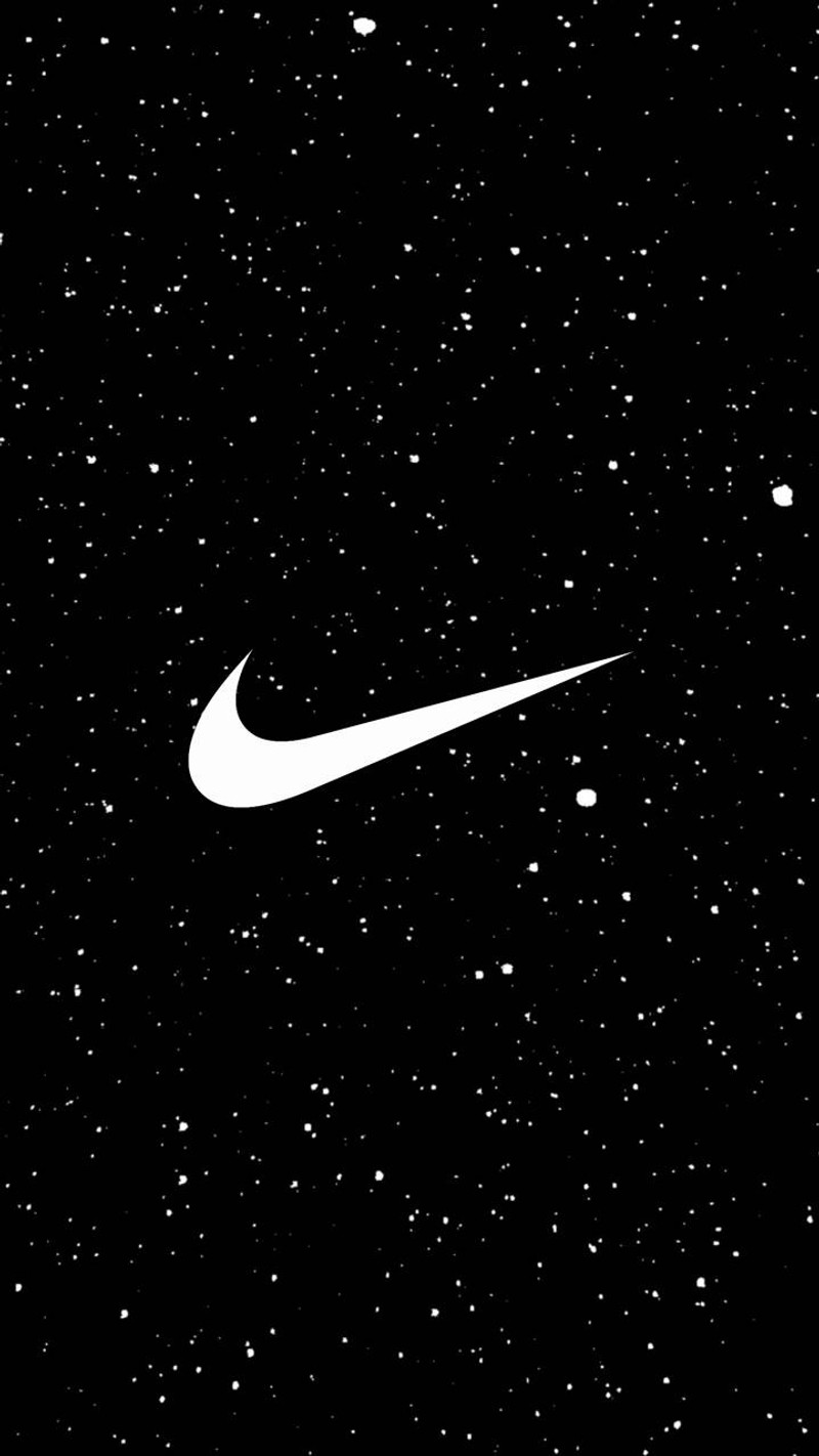 Черно-белое фото логотипа nike на фоне звезд (воздух, делать, просто, логотип, логотипы)