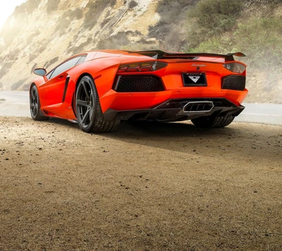 Lamborghini Aventador: Impressionante supercarro laranja em uma estrada cênica.