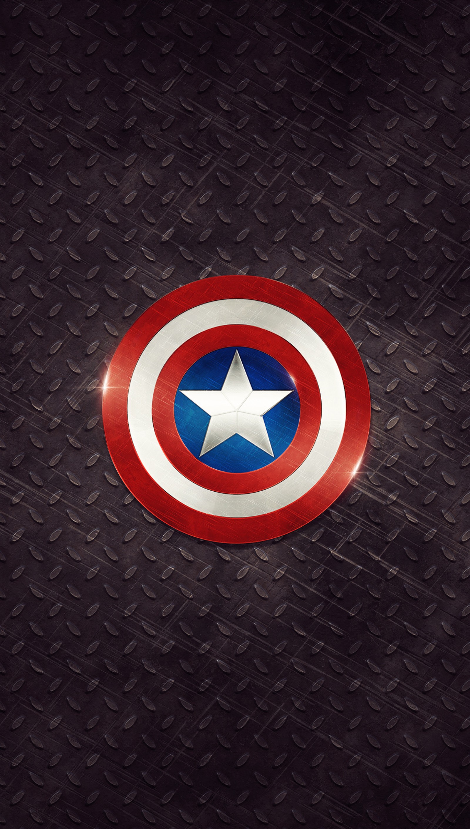 Um close de um escudo em uma superfície metálica com uma estrela nele (vingadores, avengers, chris evans, marvel, escudo)