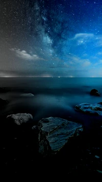 Nuit étoilée sur des eaux de plage sereines