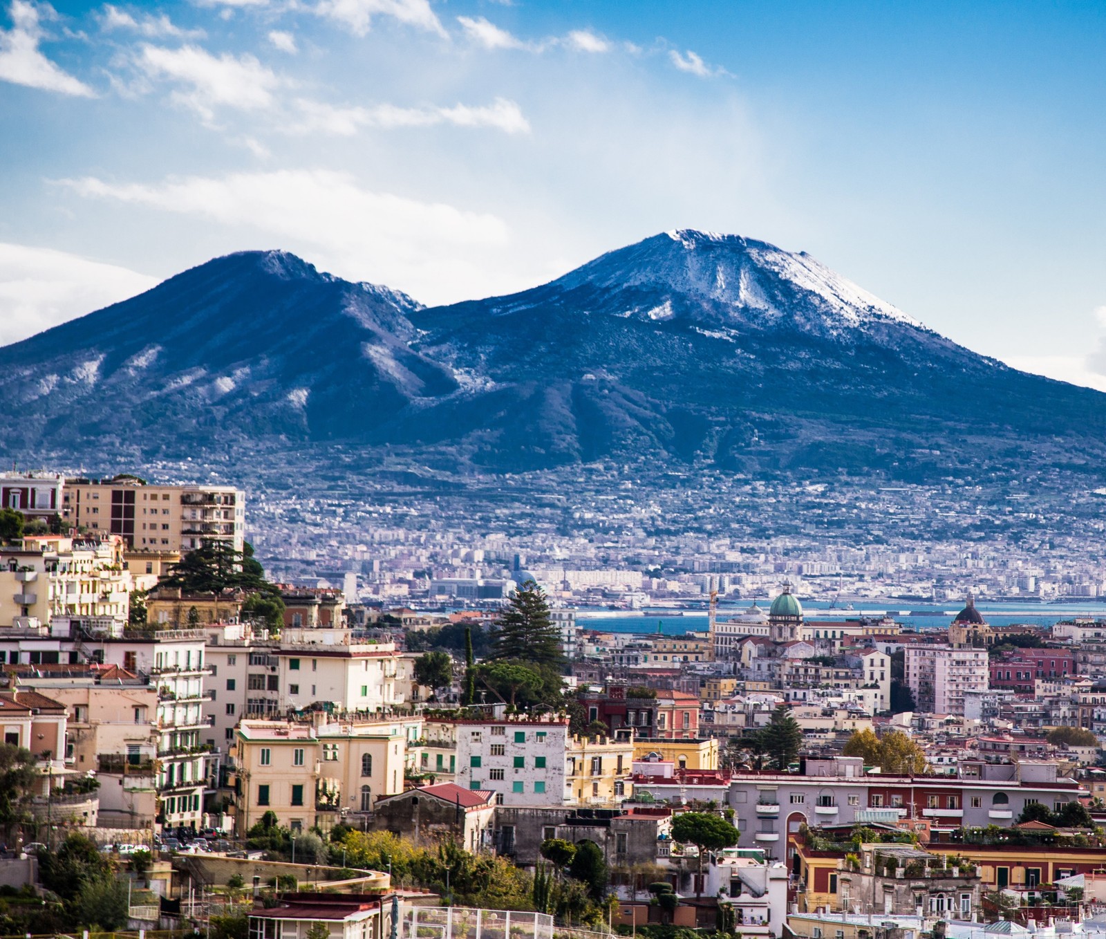 Uma vista mal tirada de uma cidade com uma montanha ao fundo (1926, itália, nápoles, naples, sud)