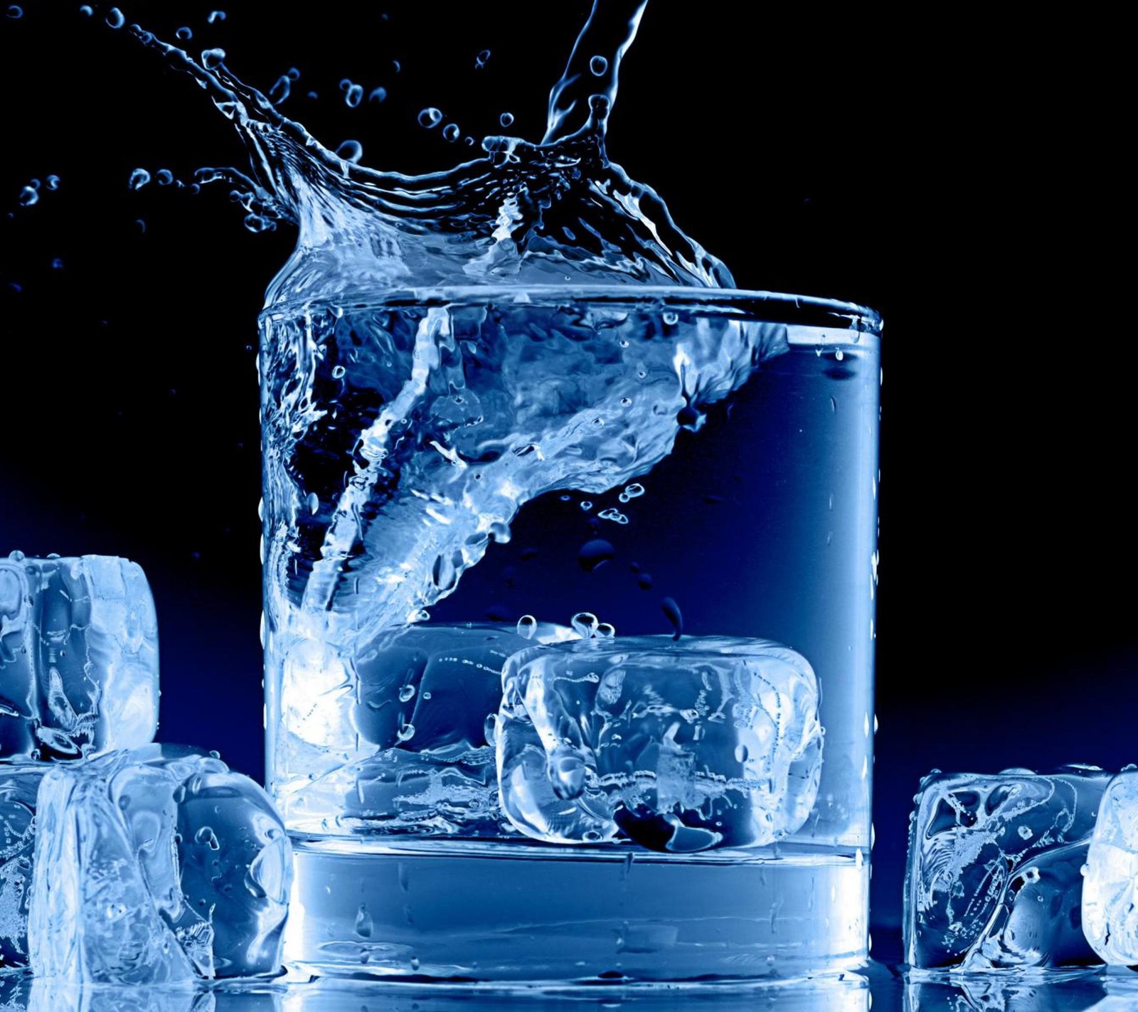 Arafed glass of water with ice cubes and water splash (glass, ice, splash, water)