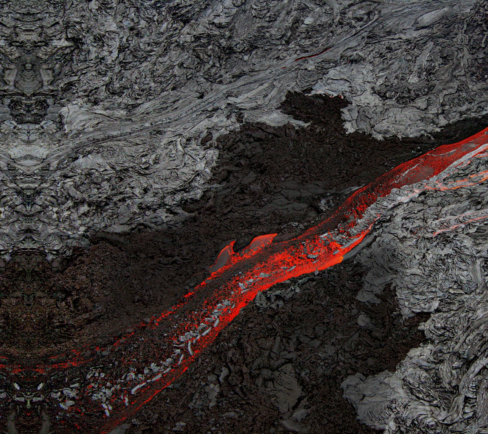 Lava fluyendo por el costado de una montaña hacia un río (19, fuego, htc, lava, uno)