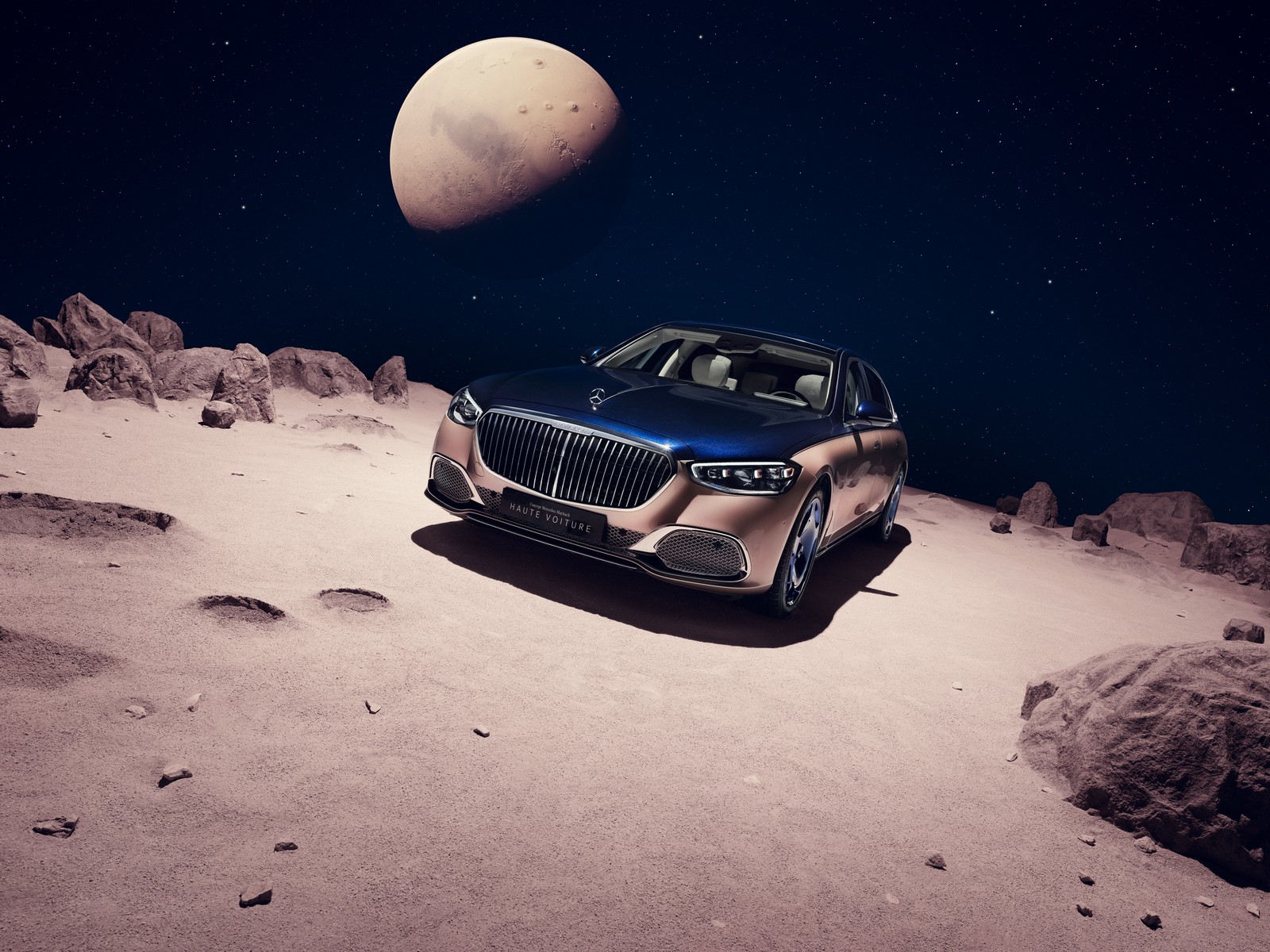 Luftaufnahme eines autos in der wüste mit einem mond im hintergrund (mercedes maybach s klasse, mond, 2022, 5k, autos)