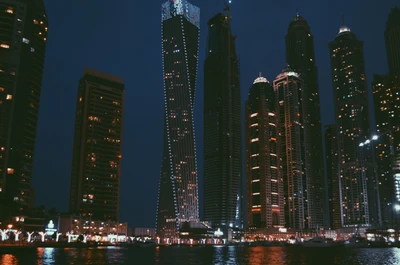 O icônico horizonte de Dubai à noite: uma metrópole deslumbrante com o Burj Khalifa e o Burj Al Arab