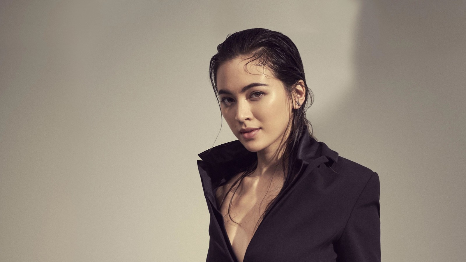 Mujer árabe con chaqueta negra y pantalones posando para una foto (jessica henwick, actriz británica, sesión de fotos, gente, fondo de pantalla 4k)