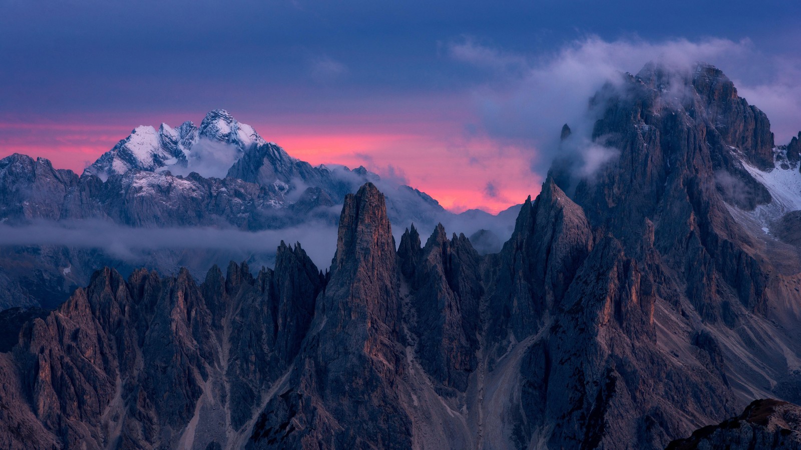 Uma vista de uma cadeia de montanhas com um céu rosa ao fundo. (alpes, montanha, natureza, nuvem, atmosfera)