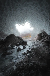 Explorando una cueva de hielo serena con terreno rocoso y luz suave