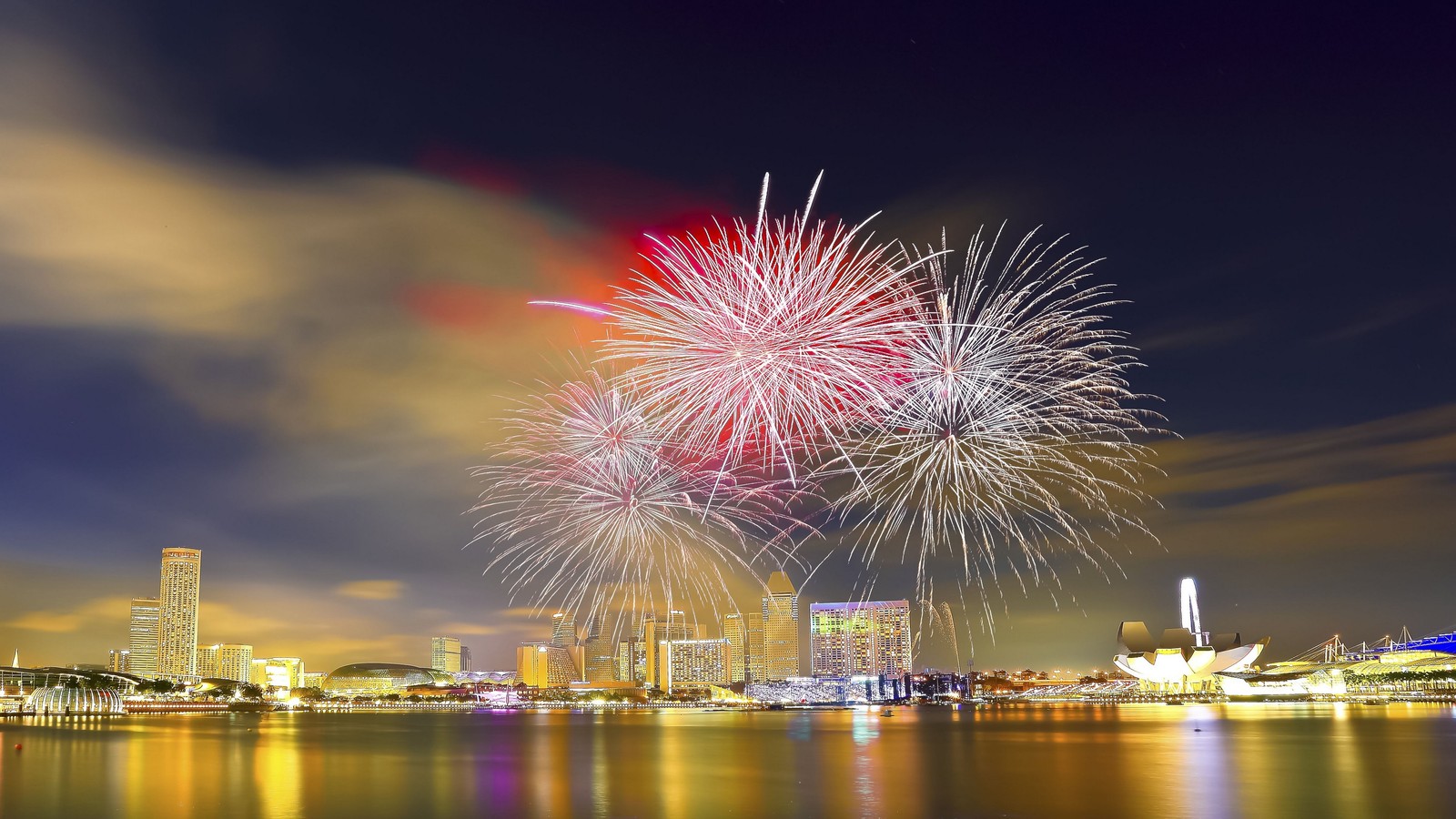 Fuegos artificiales sobre el horizonte de la ciudad y el agua con un barco en primer plano (desfile, agua, fuegos artificiales, rascacielos, atmósfera)