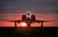 McDonnell Douglas F-4 Phantom II Jetflugzeug landet bei Sonnenuntergang