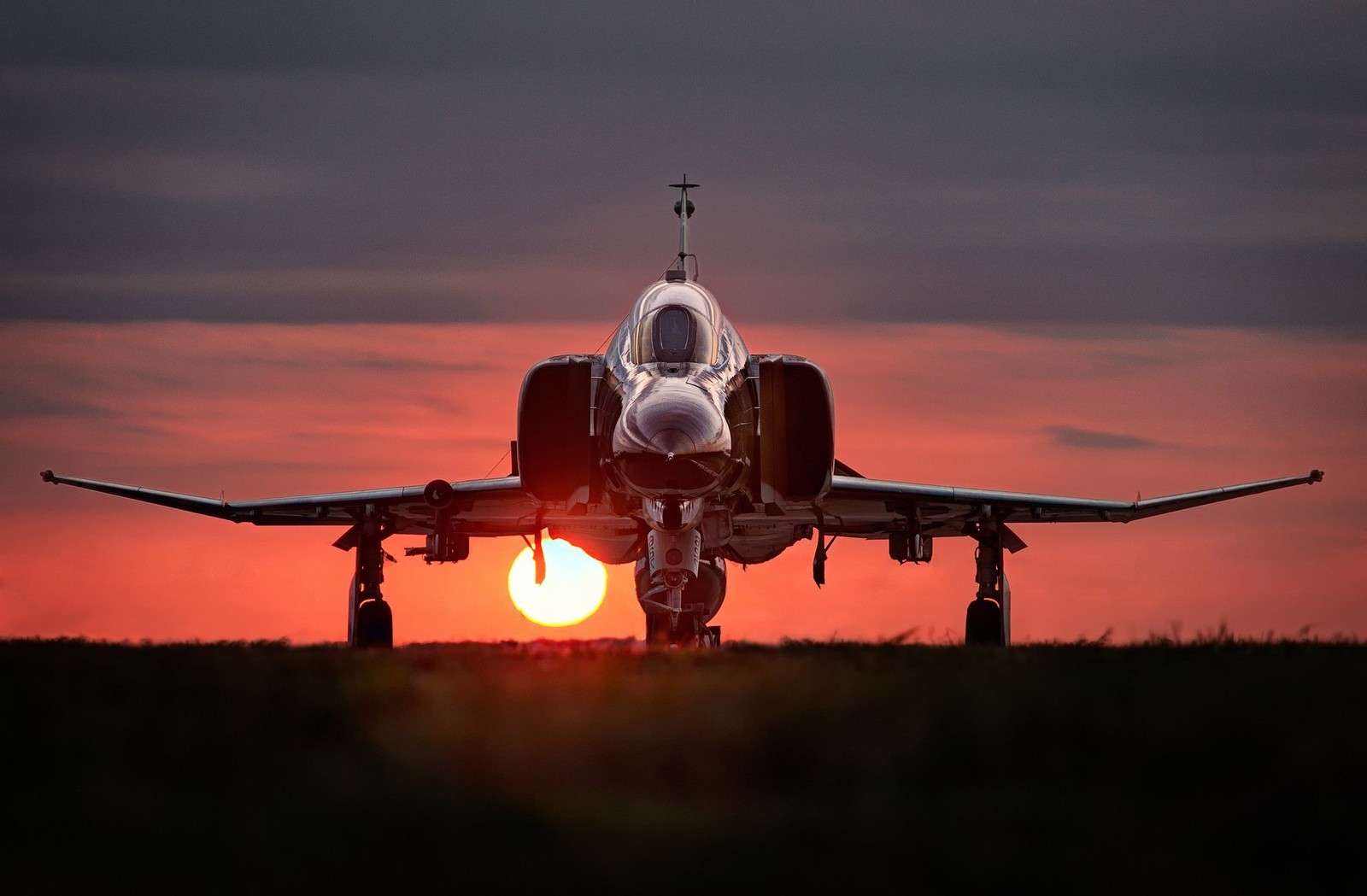 Un avion arabe sur la piste au coucher du soleil avec le soleil se couchant (mcdonnell douglas f 4 phantom ii, mcdonnell douglas, avion, aéronef, aviation)