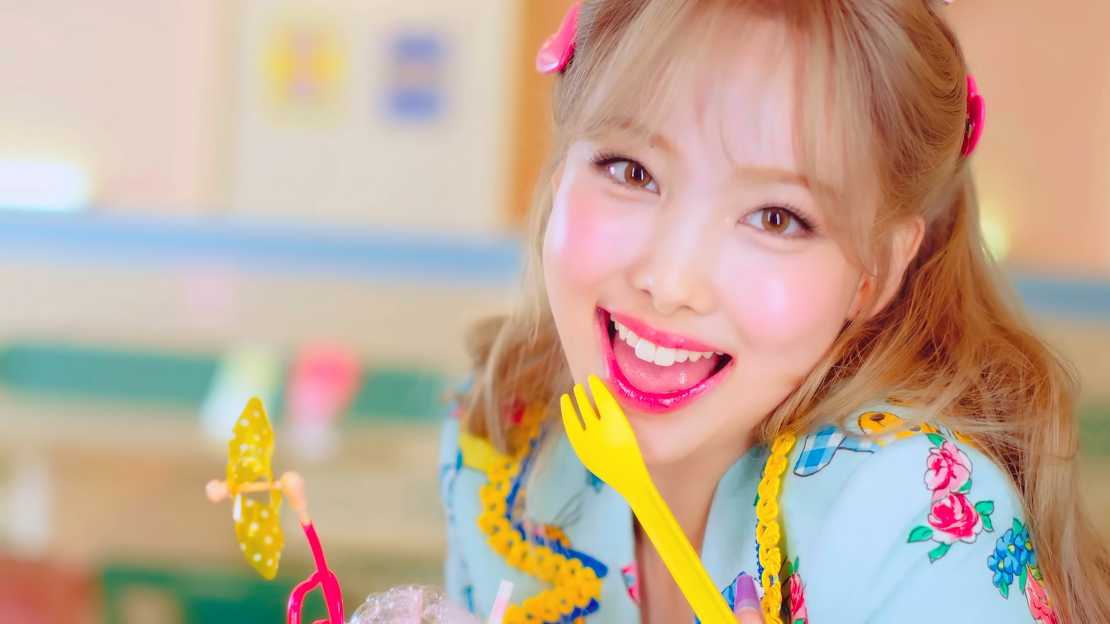 Chica con una diadema rosa sosteniendo un pastel (nayeon, solo, im na yeon, 임나연, kpop)