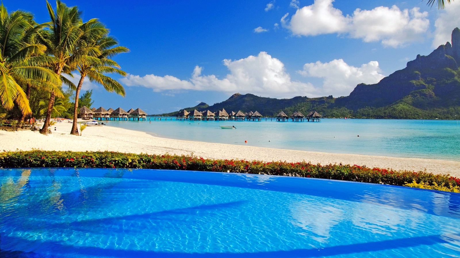 Uma piscina com vista para a praia e montanhas ao fundo (bora bora, ilha, paisagem natural, caribenho, férias)