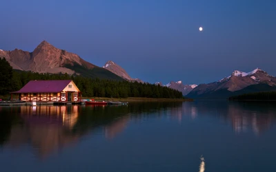 Serenidade da noite no Lago Maligne: reflexos das montanhas sob a lua