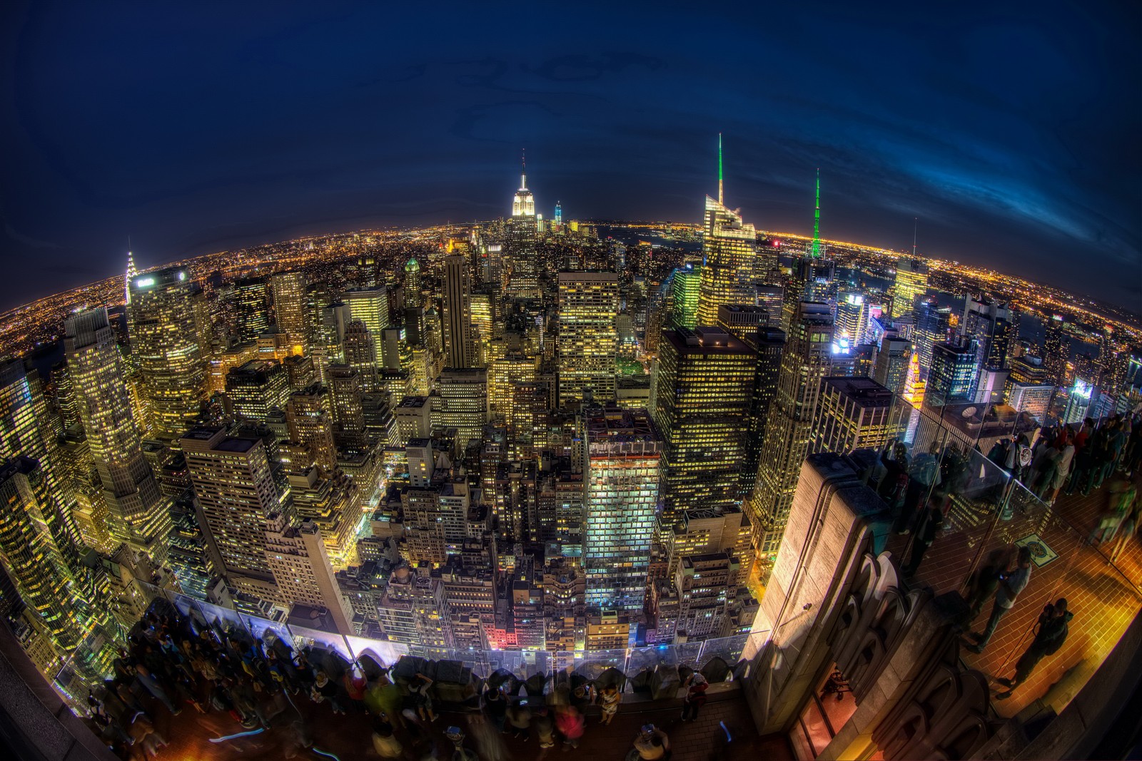 Vue d'une ville la nuit depuis un immeuble de grande hauteur (new york, new york city, sommet du rocher, nuit, point de repère)