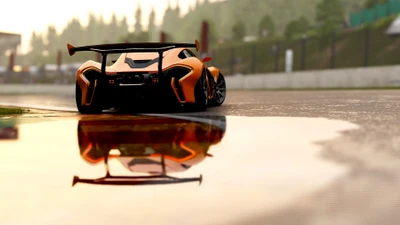 McLaren P1 на мокрой гоночной трассе, демонстрирующий свой элегантный дизайн и яркий оранжевый цвет.