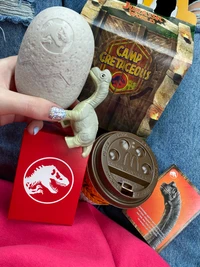 Sammlerstücke und Logo von "Jurassic World: Camp Cretaceous