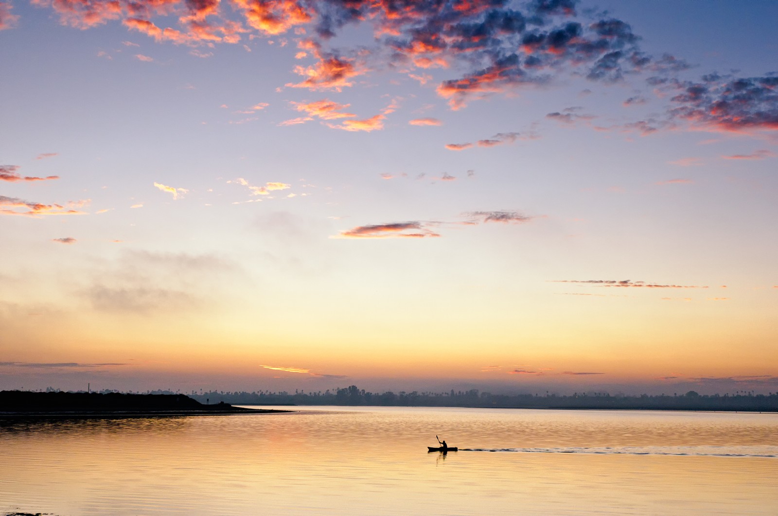 Pôr do sol na água com um barco ao longe (por do sol, horizonte, resplendor, nuvem, água)