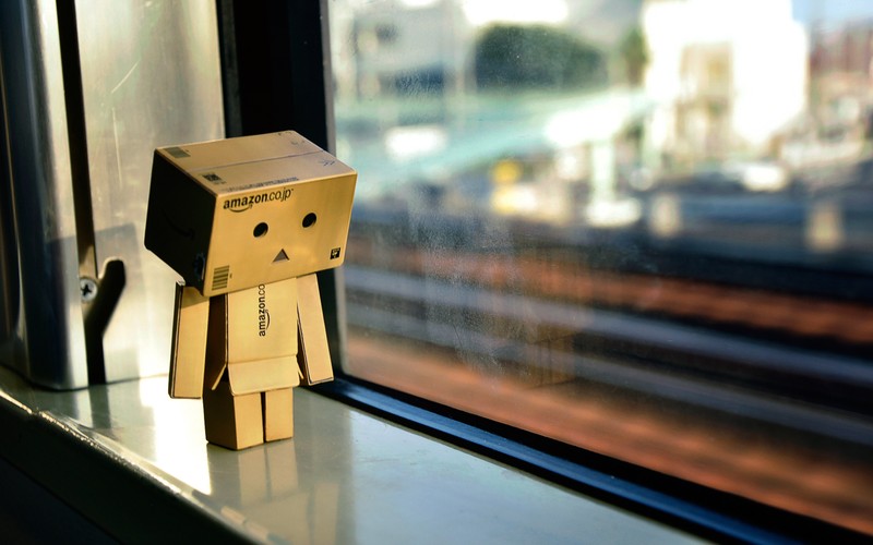 Картонная коробка стоит на подоконнике (данбо, danbo, картон, робот, amazoncom)