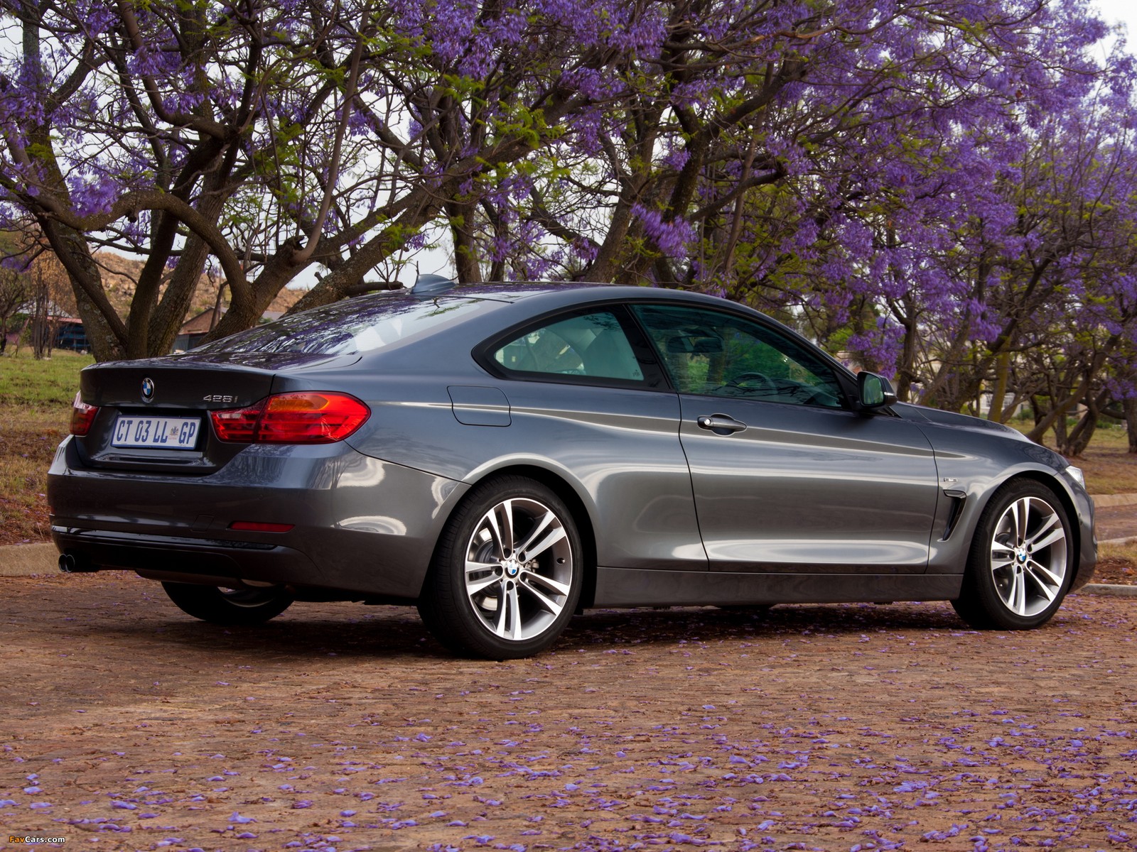 A close up of a silver bmw car parked in a parking lot (rim, bmw 3 series gran turismo, bmw 4 series, car, bmw 335)