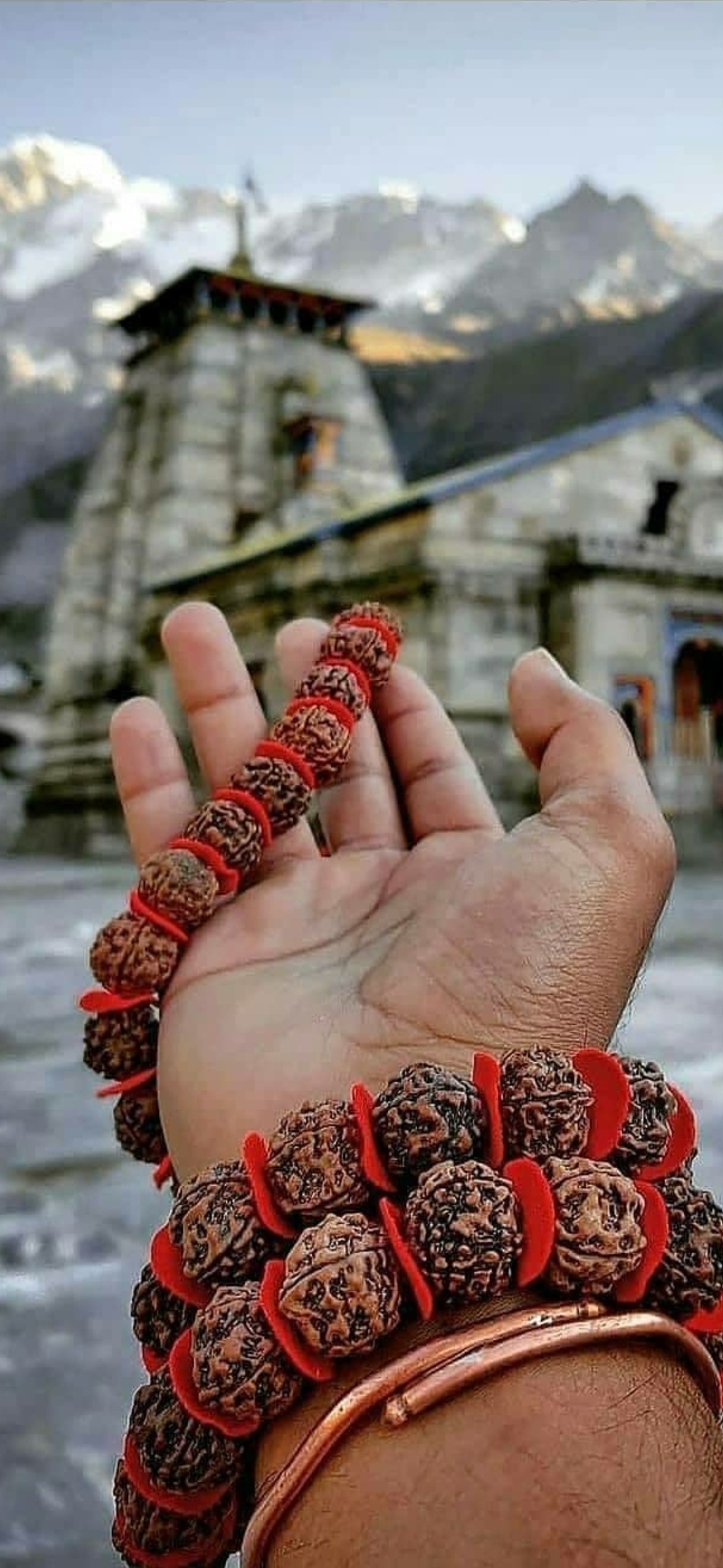 Jemand hält ein armband mit vielen perlen (bholenath, hd, kedarnath, lord shiva, mahadev)