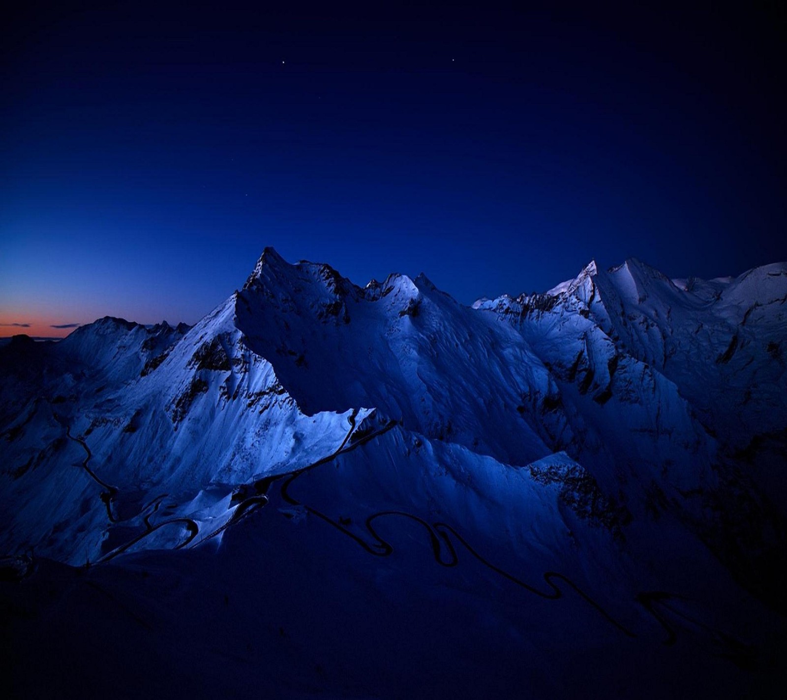 Montanhas cobertas de neve à noite com uma lua no céu (montanha, natureza, noite, neve)