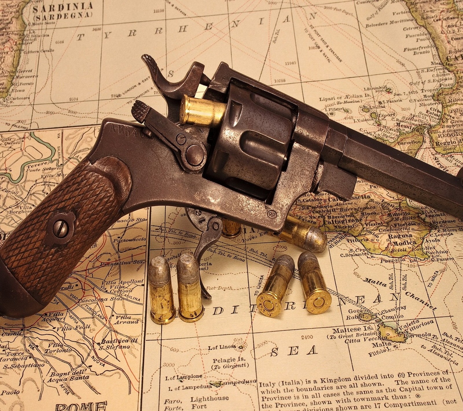 Un gros plan d'un revolver sur une carte avec des douilles (cowboy gun, vieux)