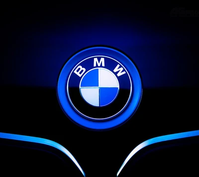 Logotipo de BMW iluminado contra un fondo oscuro