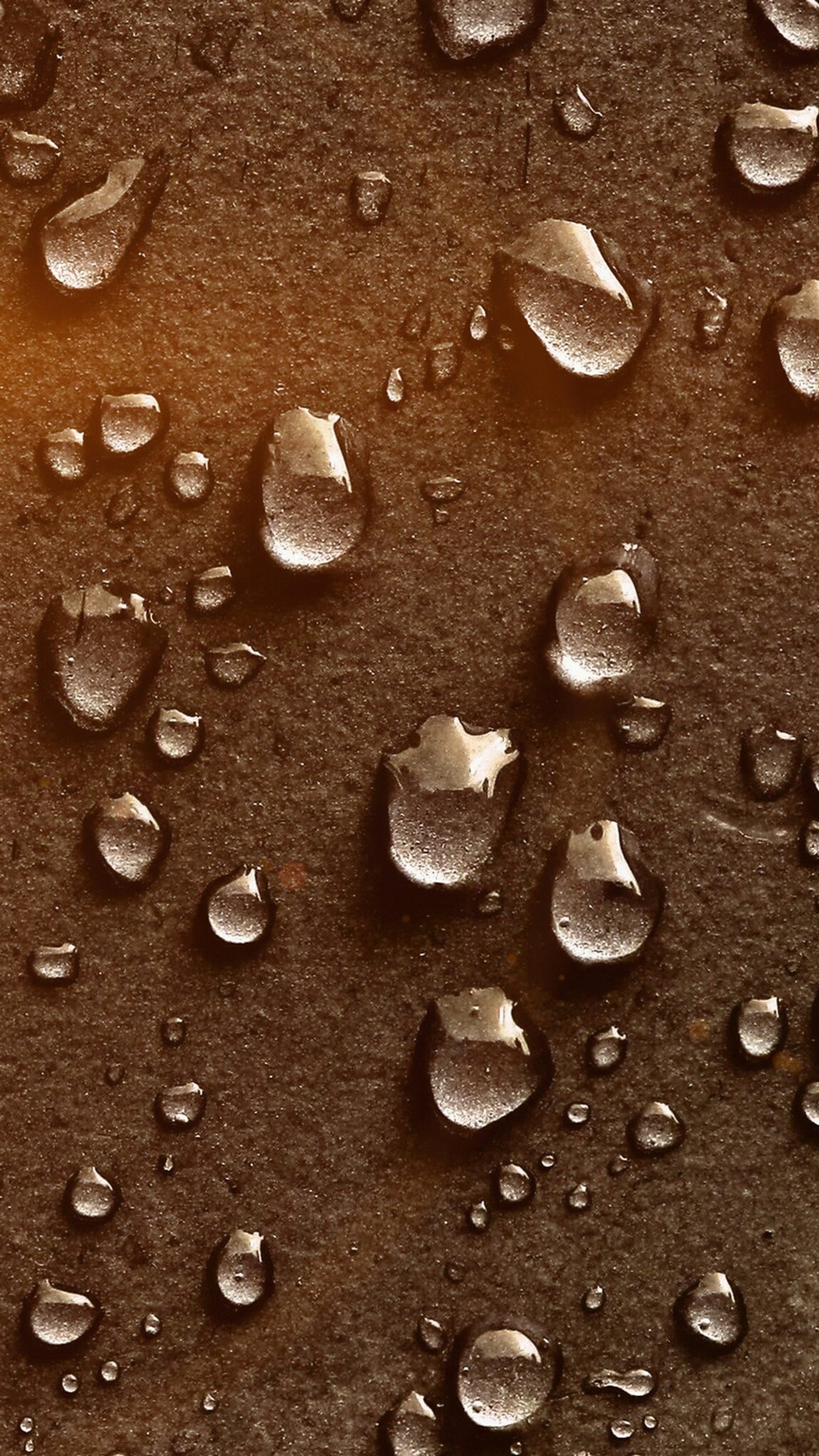 Un gros plan d'un tas de gouttes d'eau sur une surface (1080p, gros plan, gouttes, macro, pluie)