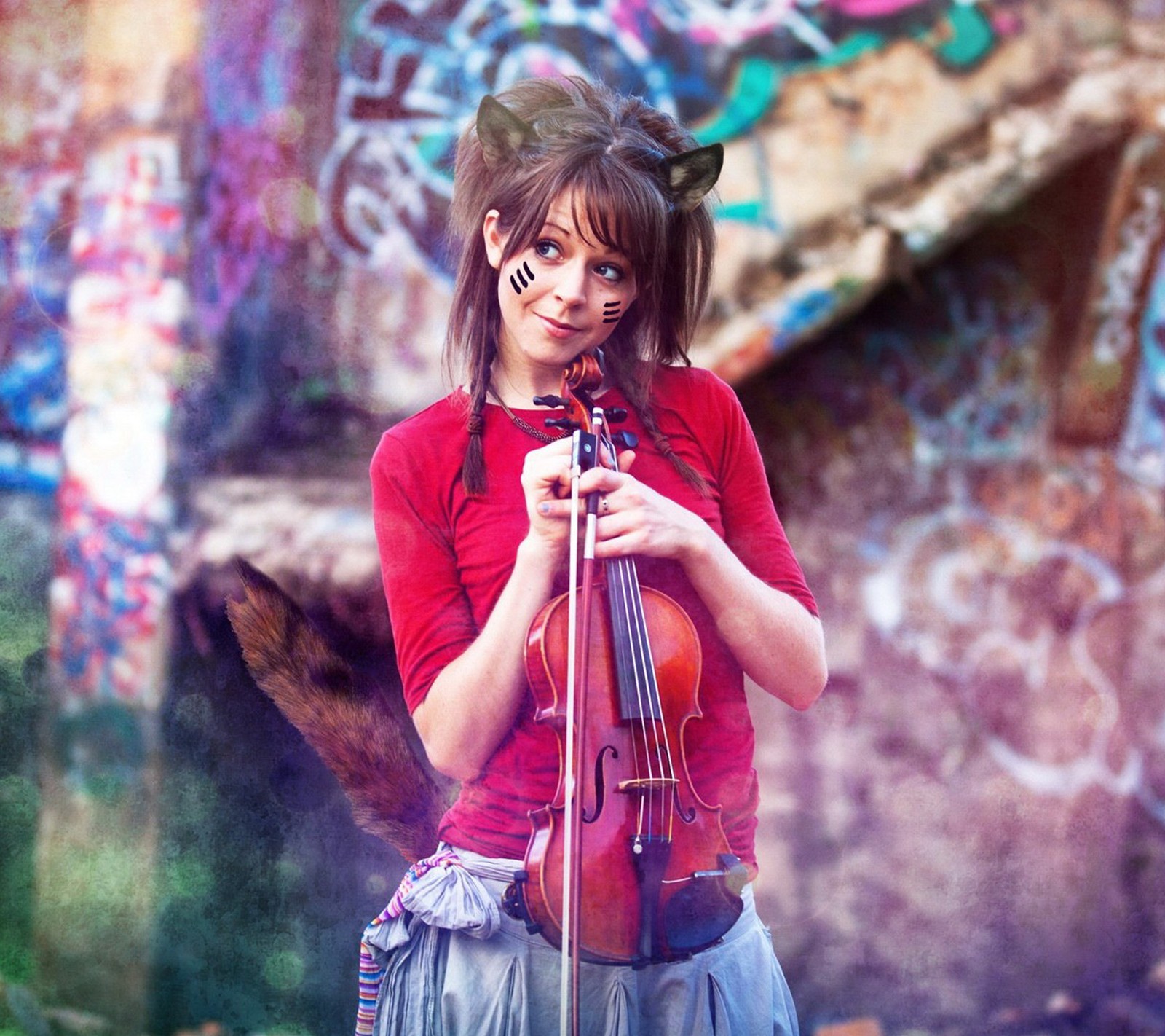 Una mujer árabe con una camisa roja sosteniendo un violín frente a una pared (lindo, niña, lindsey stirling, música, violín)