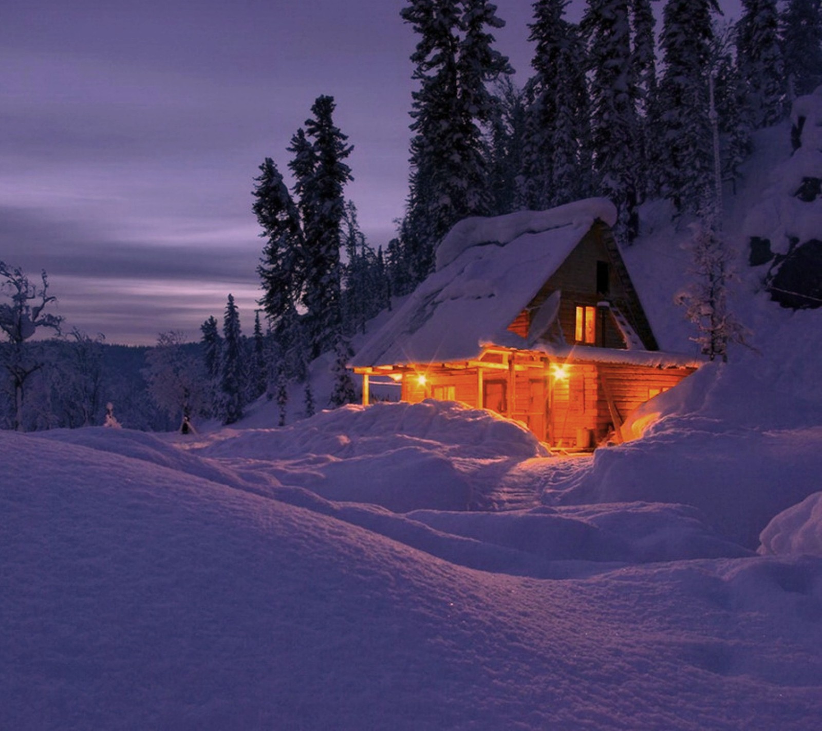 Uma cabana nevada nas montanhas à noite com luzes acesas (chalé, noite, inverno)